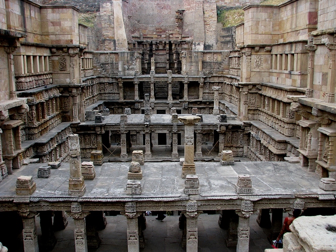 Rani_ki_vav,_a_step_well_near_Pattan
