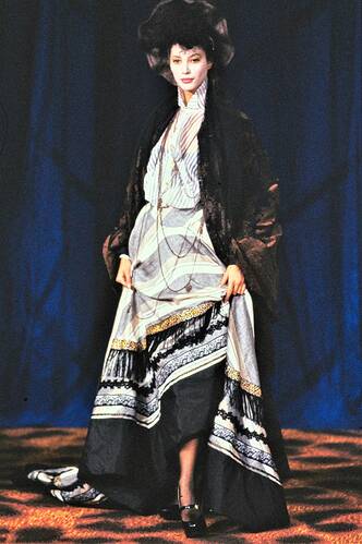 016-vivienne-westwood-spring-1994-ready-to-wear-detail-CN10055373-christy-turlington