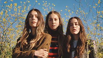 haim-sisters-in-arms-2017-rolling-stone-feature-aac09581-eda4-48c2-a9e9-e6ae0ea7fe02